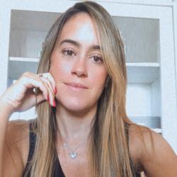Izabela Bueno Clubhouse