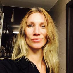 Clubhouse profile picture for @emmaburns